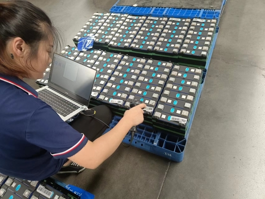 Lifepo4 壁に取り付けられたリチウム太陽電池 48V 51.2V 100ah